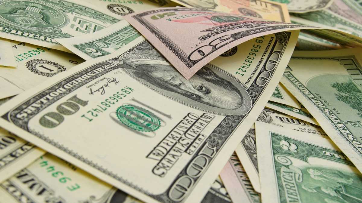 (<a href='http://www.shutterstock.com/pic-268850816/stock-photo-a-lot-of-cash-us-dollars.html?src=1lTjQngRvkZgnTAyH6cQJA-1-99'>Shutterstock</a>)