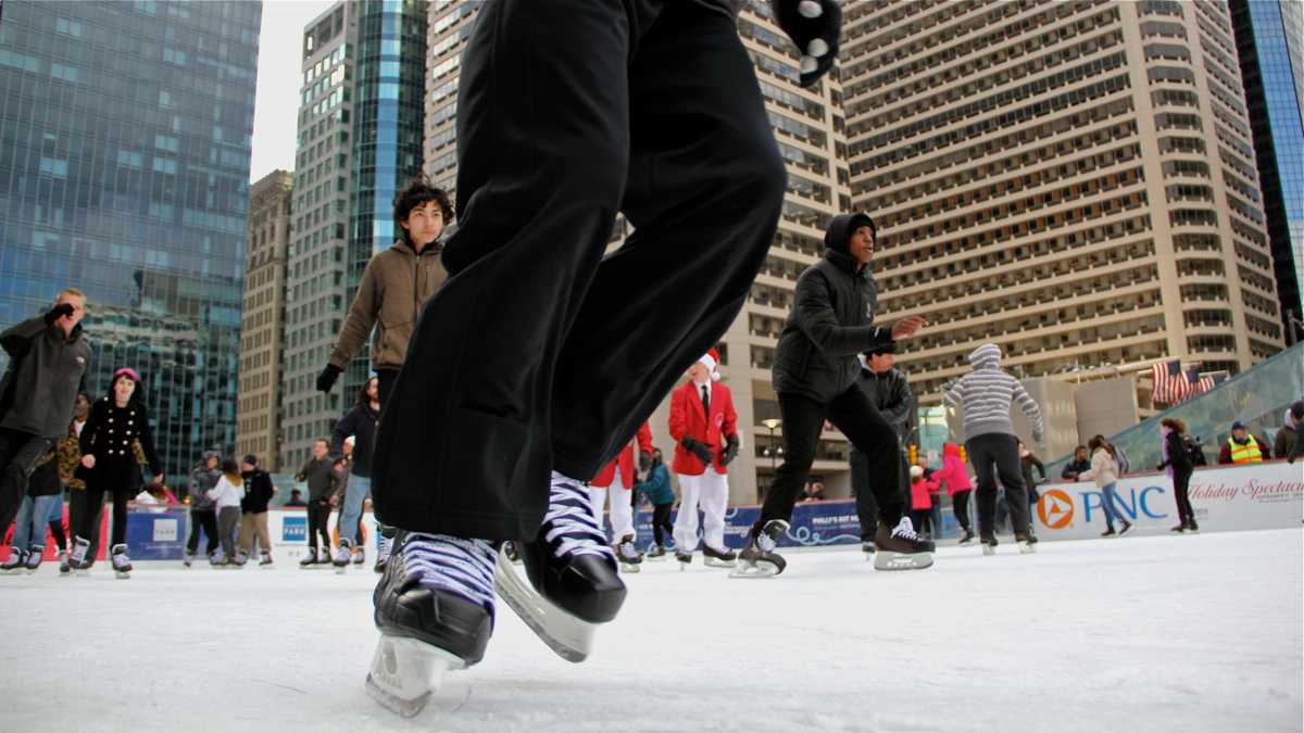  Head to Dilworth Park on Sunday between noon and 1:30 p.m. to skate with the Flyers. (Emma Lee/WHYY) 