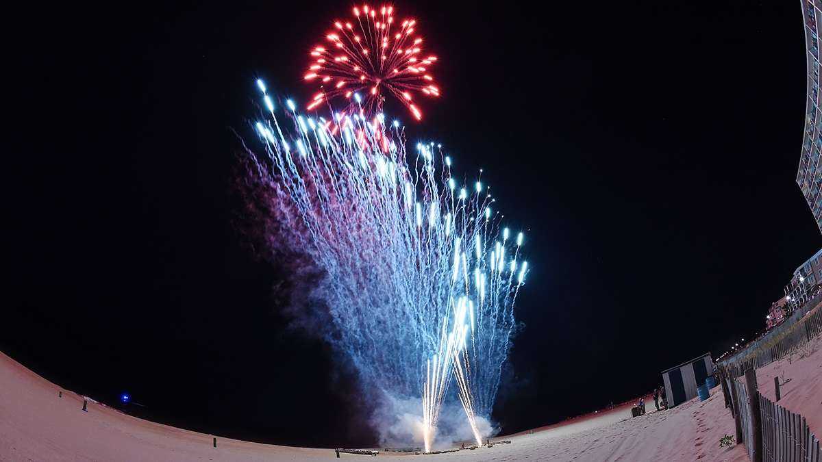  Fireworks explode over Rehoboth Beach in 2014. (Chuck Snyder/for NewsWorks) 