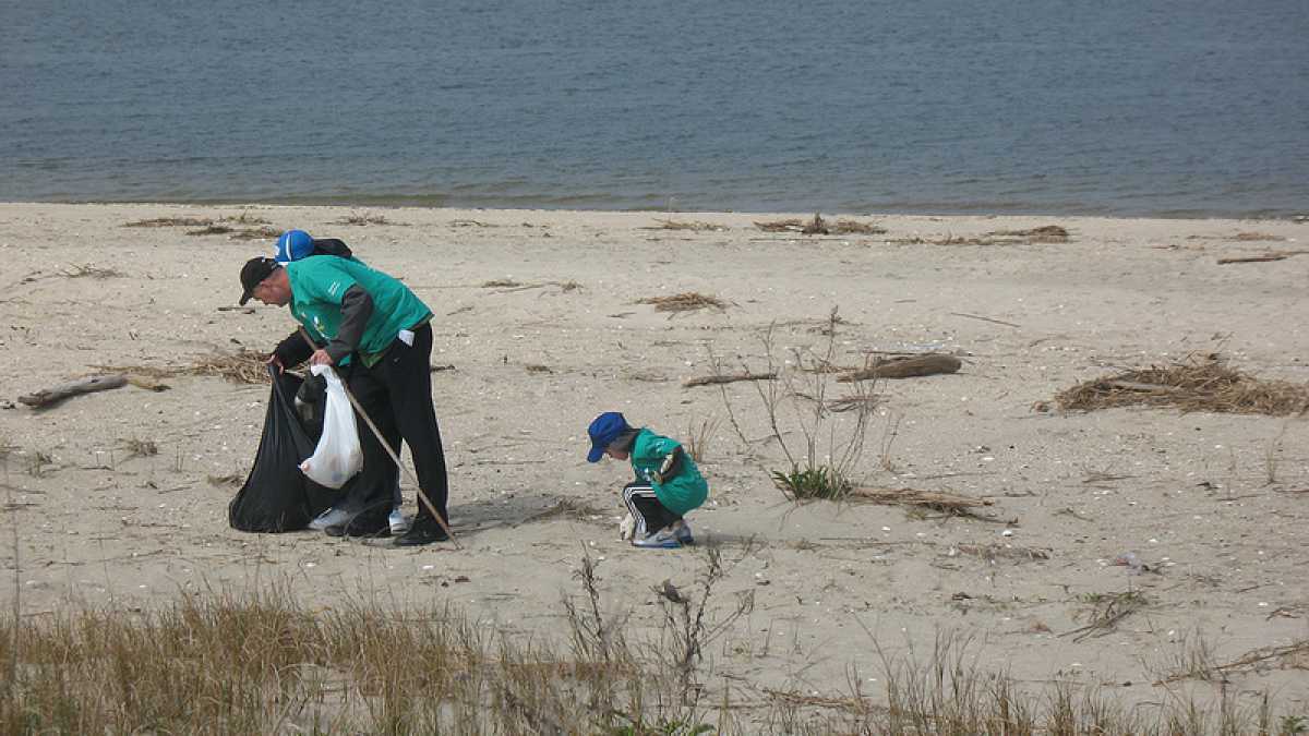Cleaning up Sandy Hook at the Spring 2012 Beach Sweeps. (Photo: Comcastdreambig via Flickr)