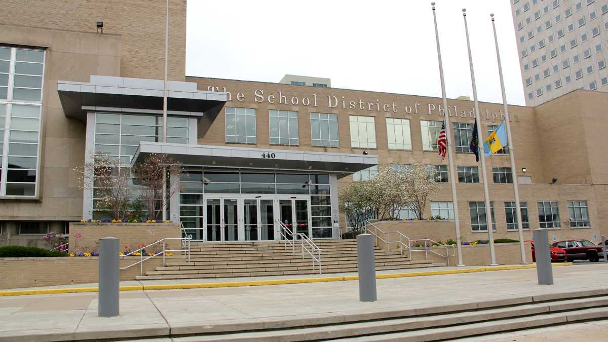 Philadelphia School District headquarters at Broad and Spring Garden streets. (Emma Lee/for NewsWorks)
