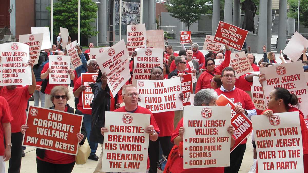  Unionized public workers rally outside the New Jersey Statehouse (Phil Gregory/WHYY) 
