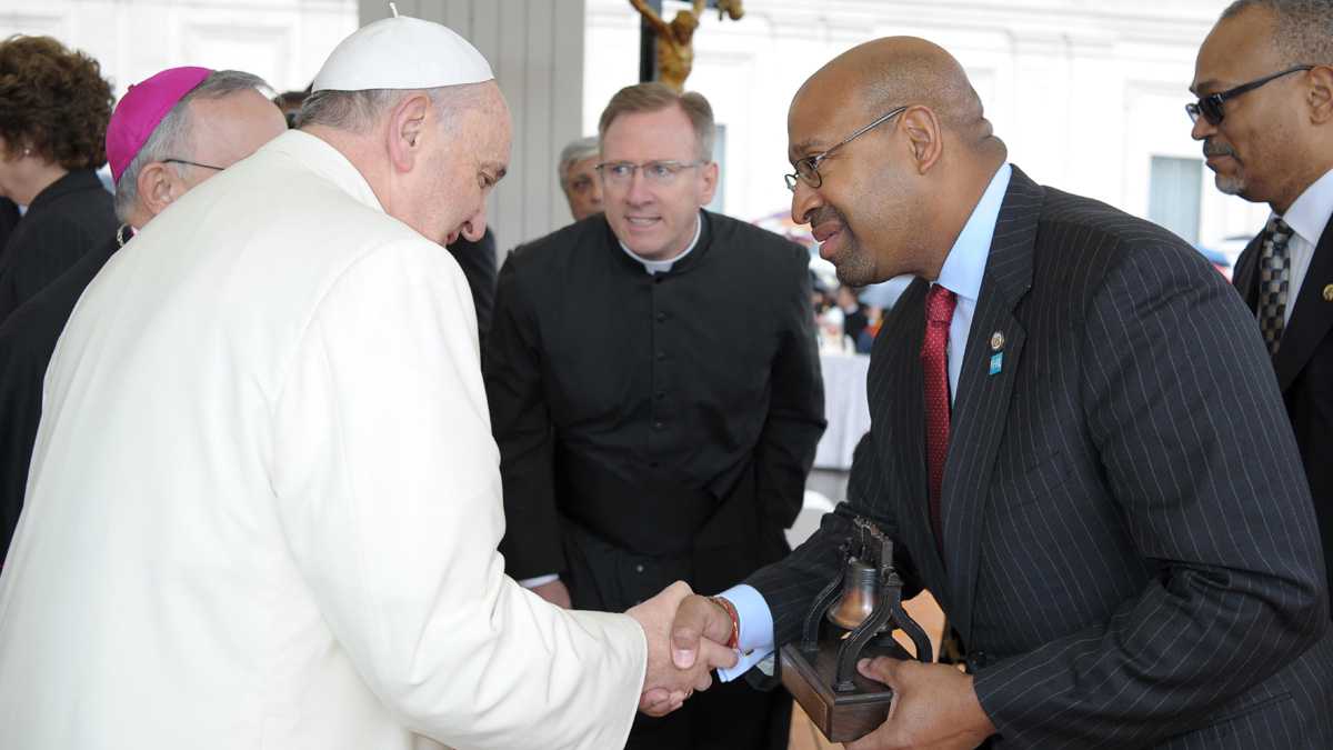  In this picture made available by the Vatican newspaper L'Osservatore Romano, Pope Francis shakes hands with Mayor of Philadelphia Michael Nutter, at the Vatican, Wednesday, March 26, 2014. (AP Photo/L'Osservatore Romano) 