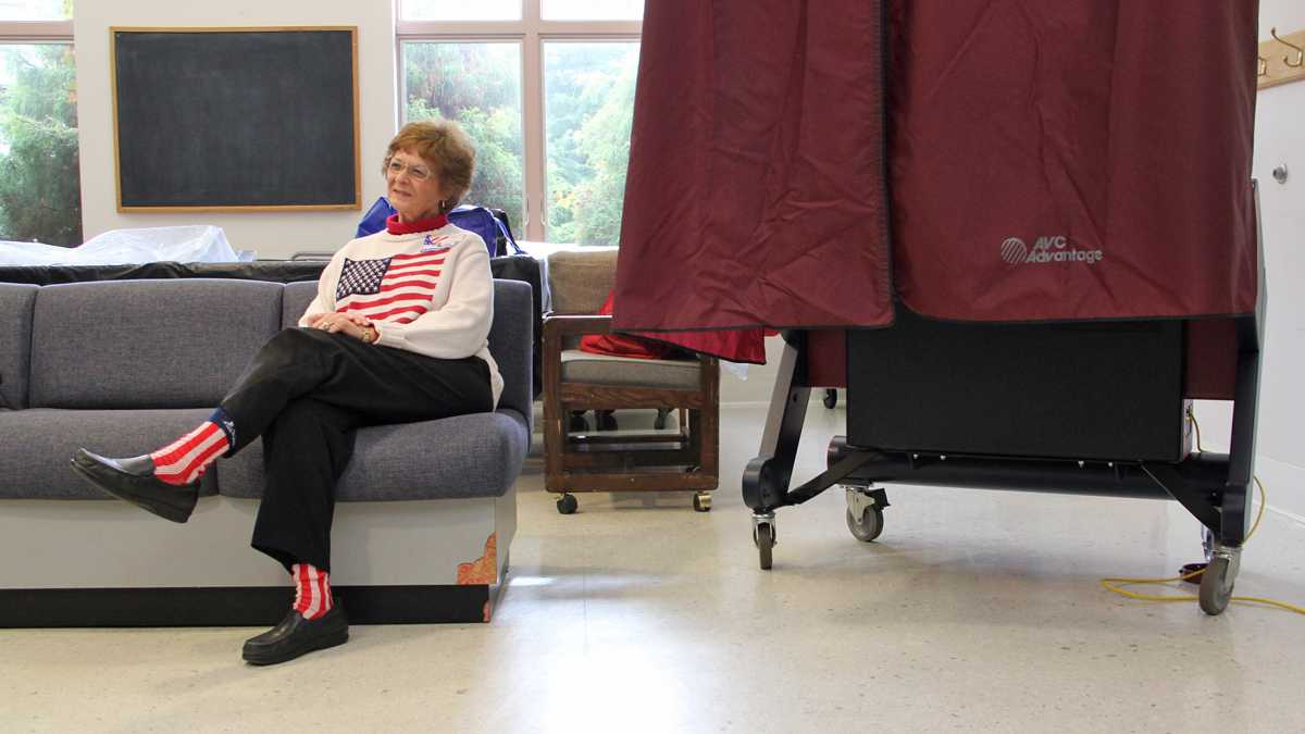  Election official Phyllis Detwiler waits for her next voter at the Collingswood Community Center in Nov 2013. (Emma Lee/for NewsWorks) 