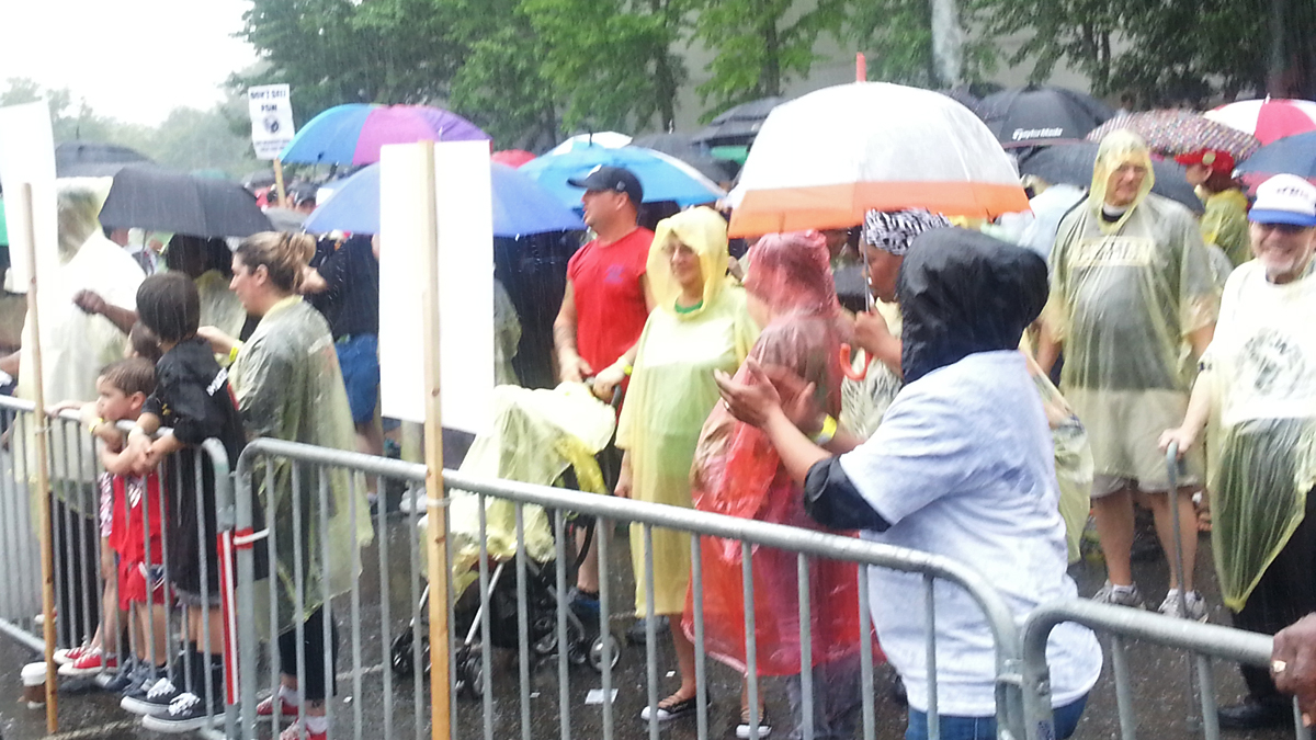  A crowd stands by in the pouring rain during Philadelphia's annual Labor Day Parade.  (Tom MacDonald/WHYY) 