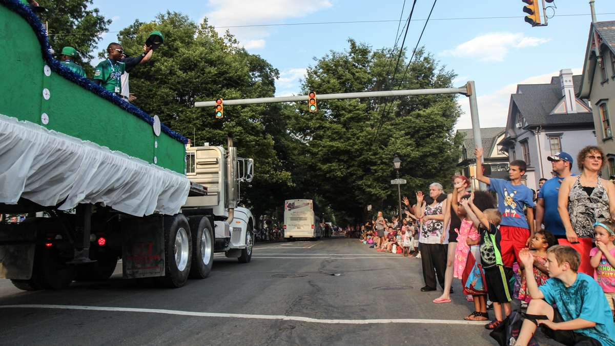 Little League fans cheer on the Europe-Africa team at the Little League parade. (Kimberly Paynter/WHYY)