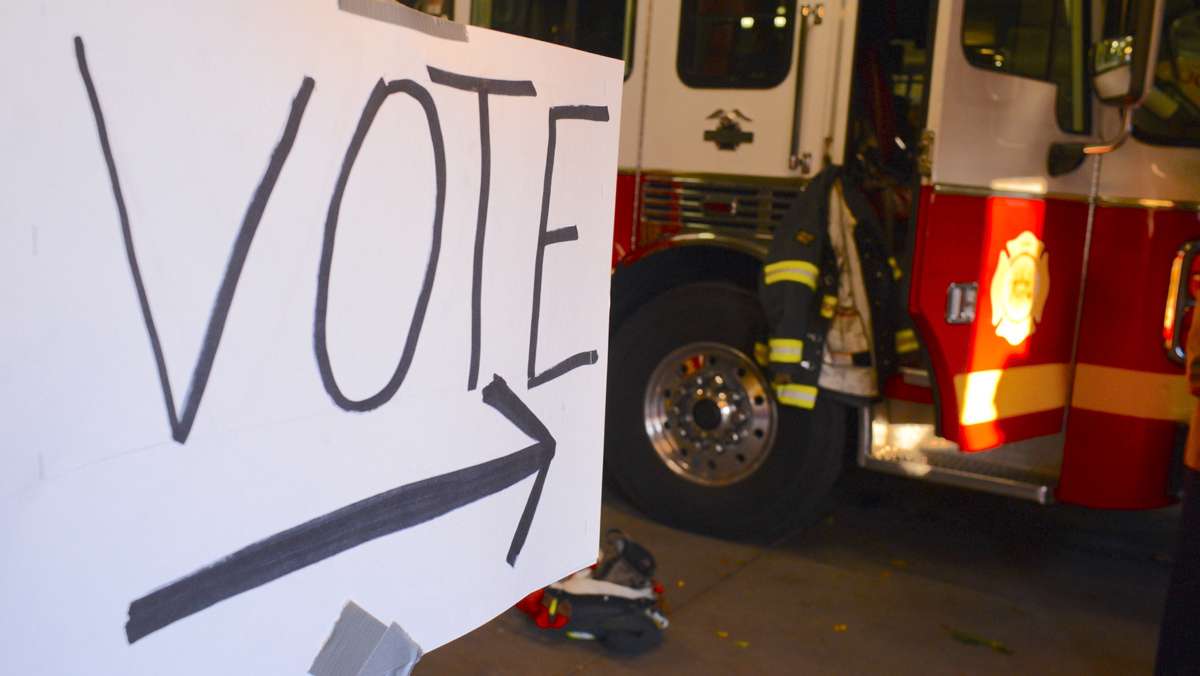 Scenes at the polling places as people cast their votes during the 2014 Midterm Elections. (Bas Slabbers/for NewsWorks)