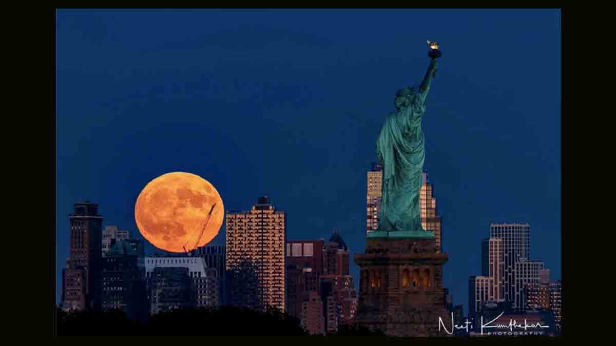 A New Jersey view of the Hunter's Moon rising over New York City. (Photo by Neeti Kumthekar)