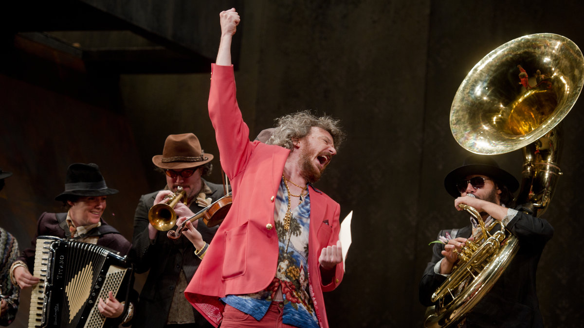  James Sugg as the inebriated Sir Toby and some of the musicians, in Pig Iron Theatre Company's 