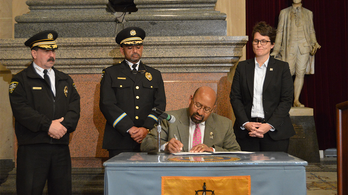  Mayor Michael Nutter signing the executive order banning sexual assaults in Philadelphia prisons (Tom MacDonald/WHYY) 