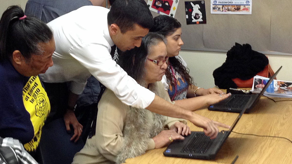  Camden School District Superintendent Paymon Rouhanifard shows parents how to navigate the city's new school report cards. (Bill Hangley/WHYY) 