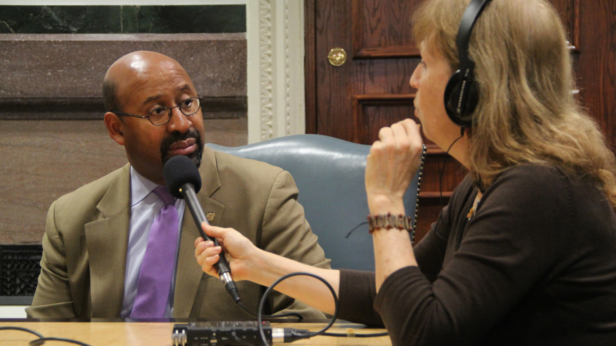 NewsWorks Tonight producer Kimberly Haas interviews outgoing Philadelphia Mayor Michael Nutter. (Emma Lee/WHYY)