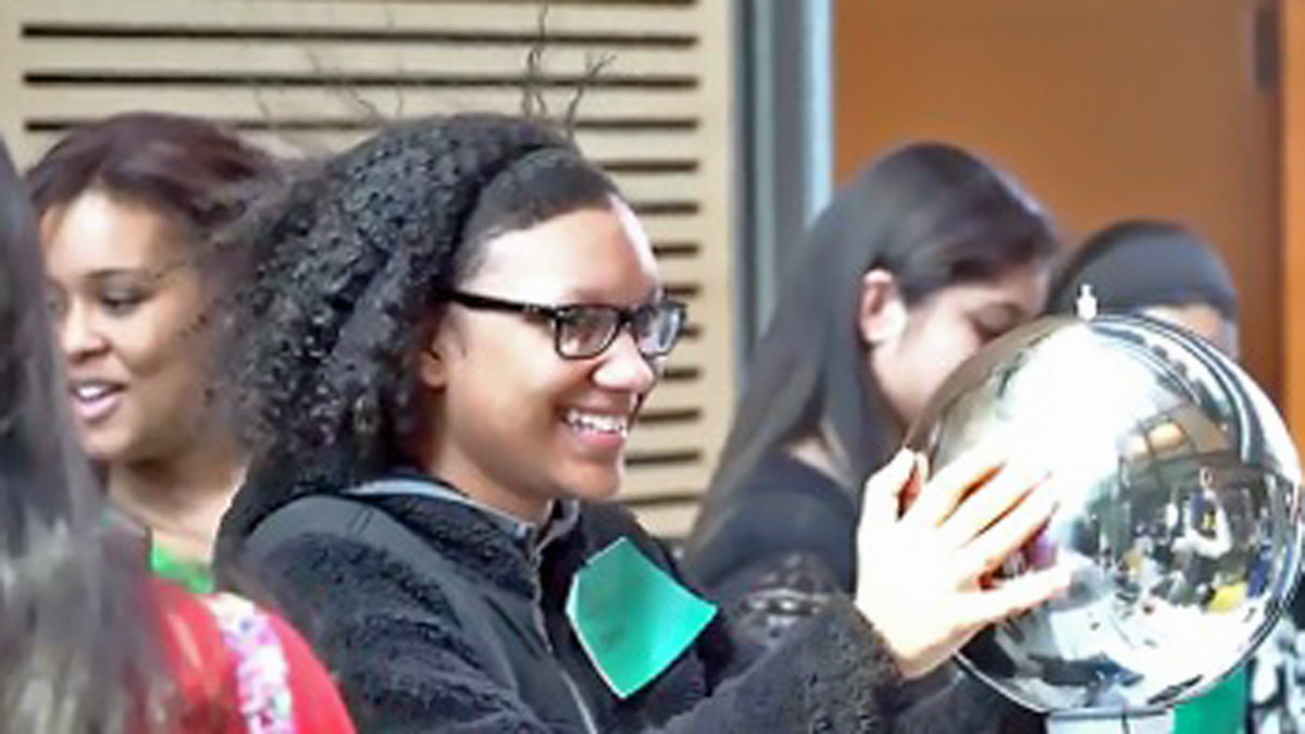 Ciera Matlock, a student from Linwood Middle School in North Brunswick tries out a Van de Graaff generator at PPPL’s display. (Photo courtesy of Elle Starkman/PPPL Office of Communications) 