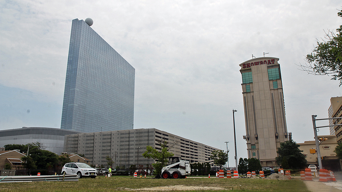  Shuttered Atlantic City casinos Revel (left) and Showboat. (Kimberly Paynter/WHYY, file) 