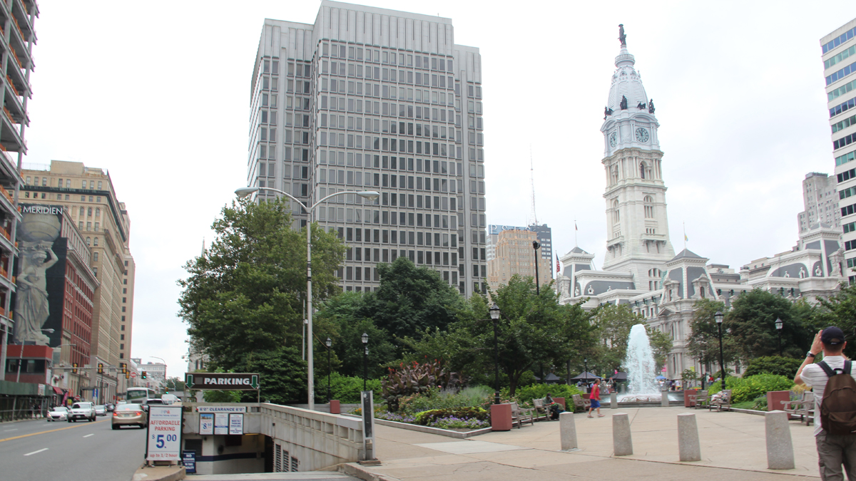  A parking garage on Arch Street and a retaining wall on 15th Street impede pedestrian traffic around Love Park. (Emma Lee/for NewsWorks) 
