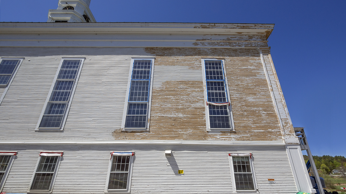 Lead paint removal on a old church siding (Babar760/BigStock)