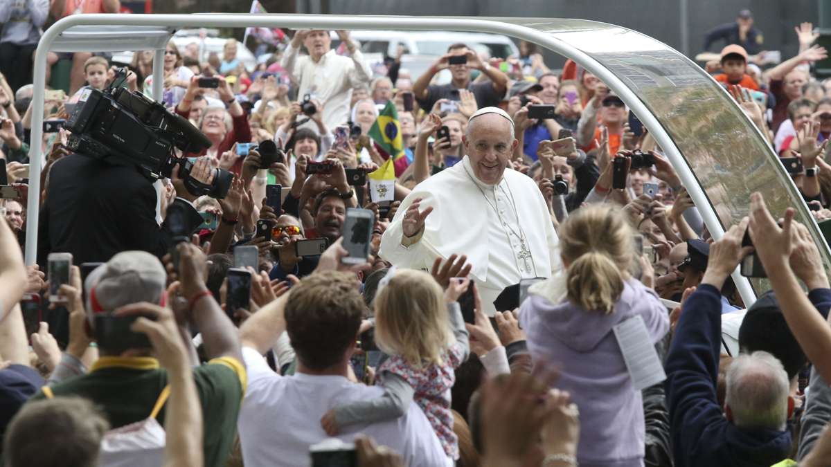  Pope Francis celebrated Mass on the Benjamin Franklin Parkway in Philadelphia on Sunday, Sept. 27, 2015. (Kevin Cook/for NewsWorks) 