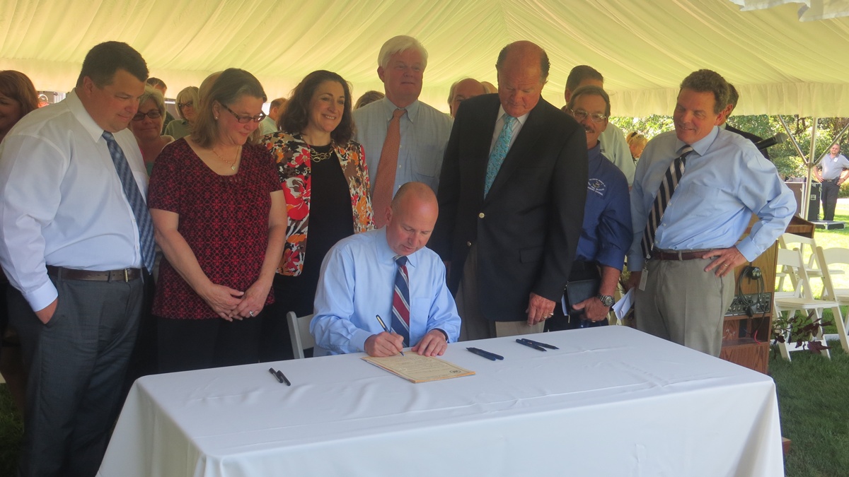  Gov. Jack Markell signs Senate Bill 75 at Bellevue State Park in Wilmigton (Shana O'Malley/for NewsWorks) 