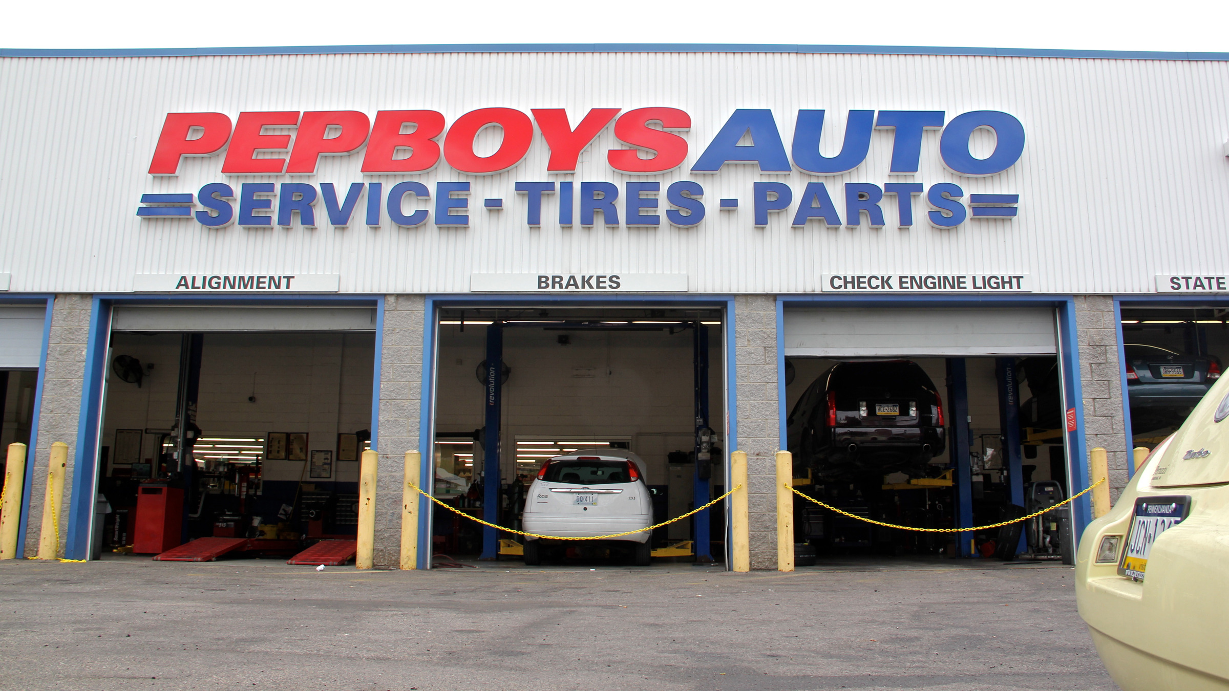  The Pep Boys auto parts and repair shop on North Broad Street in Philadelphia. (Emma Lee/WHYY) 