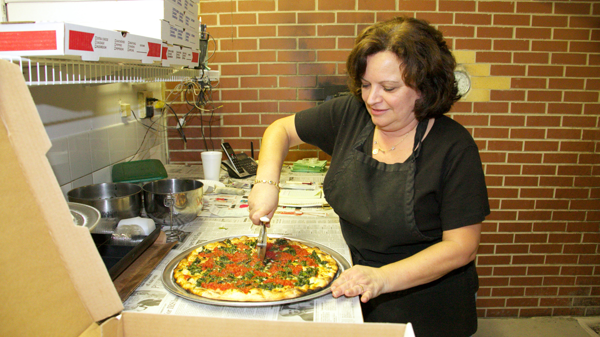  Roseanne Tacconelli puts the finishing touches before she hands it to a customer (Nathaniel Hamilton/for NewsWorks)  