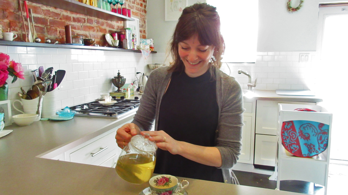 New mom Lindsey Love pours tea in her South
Philadelphia kitchen. (Elizabeth Fiedler/for WHYY)