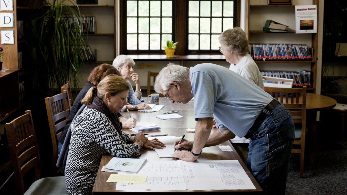 Alred Hurd signs in to vote at the Helen Kate Furness Library in Wallingford Township, Deleware County on Primary Day 2015. (Brad Larrison/for NewsWorks)