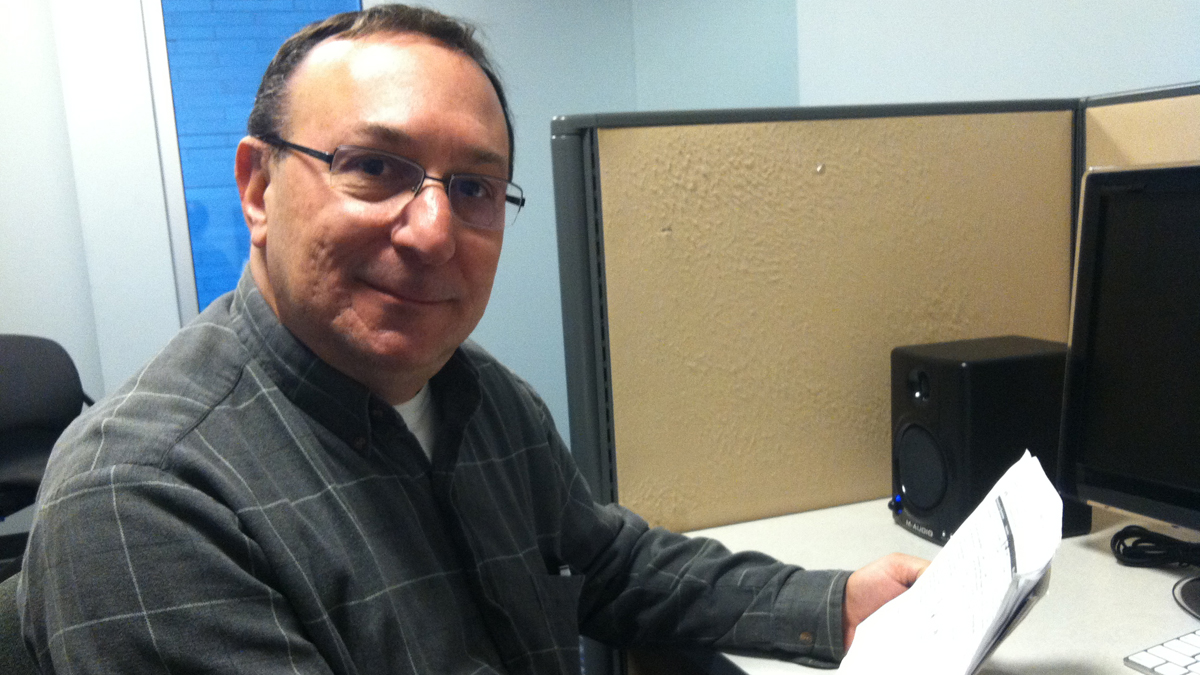  Scott Green reviews his plan options through the new health care marketplaces. (Elana Gordon/for NewsWorks) 