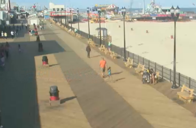  Walking the boards in Seaside Heights around 4:10 today. (Image: EarthCam) 