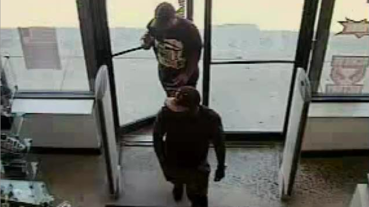  Surveillance video of two alleged thieves who stole more than $6,000 in clothing from Sneaker Villa. (Image courtesy of PPD) 