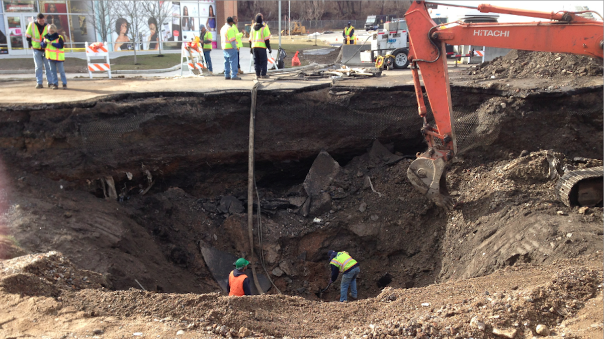  Philadelphia Water Department crews on the scene of the Bakers Centre water-main break on Monday morning. (Brian Hickey/WHYY) 