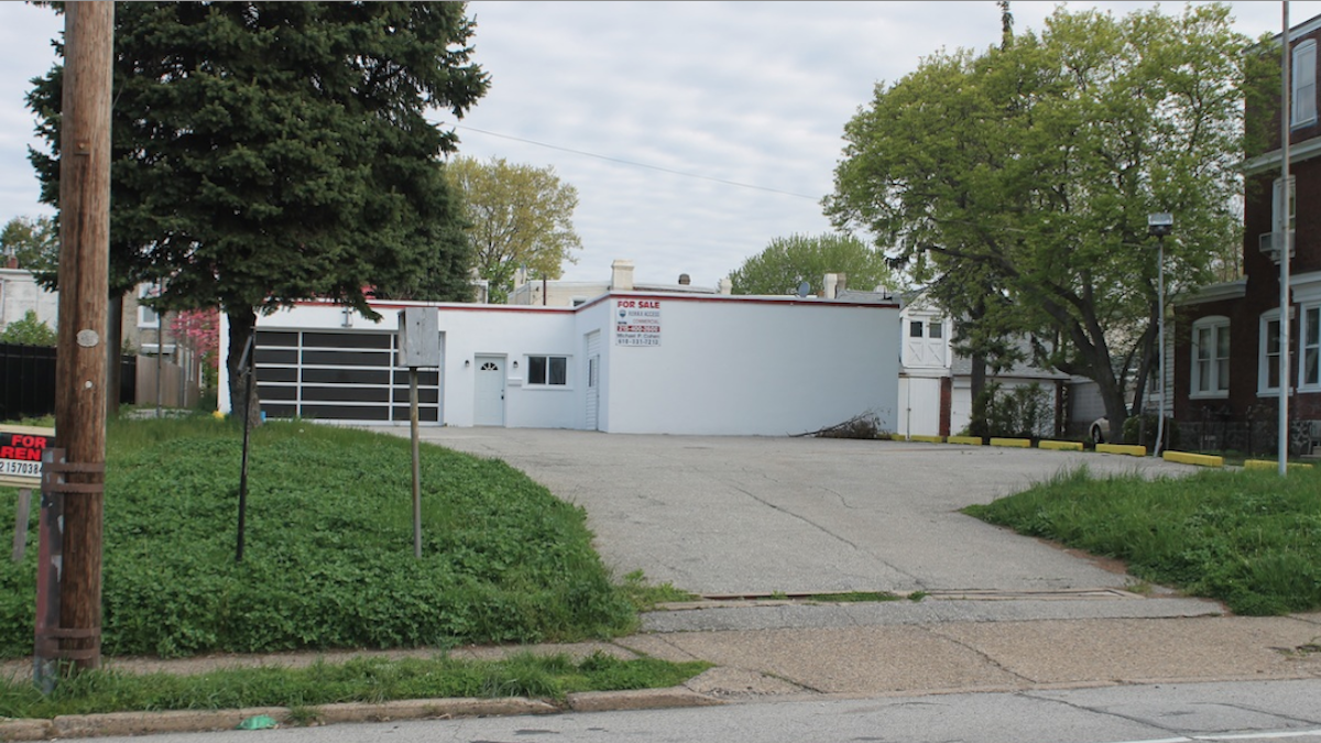  Representatives for Domino's Pizza were in the Wissahickon neighborhood to present preliminary plans for a sit-down restaurant on Hermit St. near Ridge Ave. (Matt Grady/WHYY) 