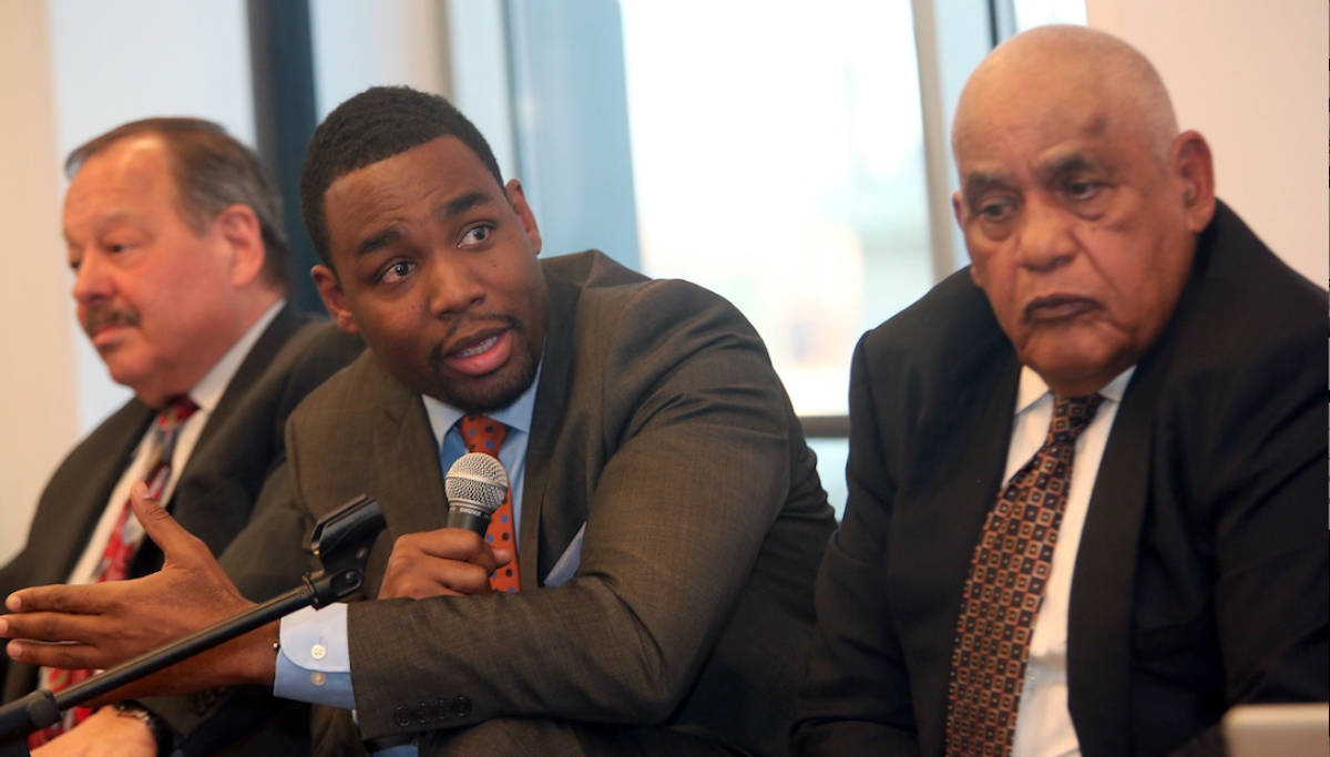  Doug Oliver responds to a question about school closures at the Al Dia mayoral-conversation event. (Steph Aaronson/via The Next Mayor partnership) 