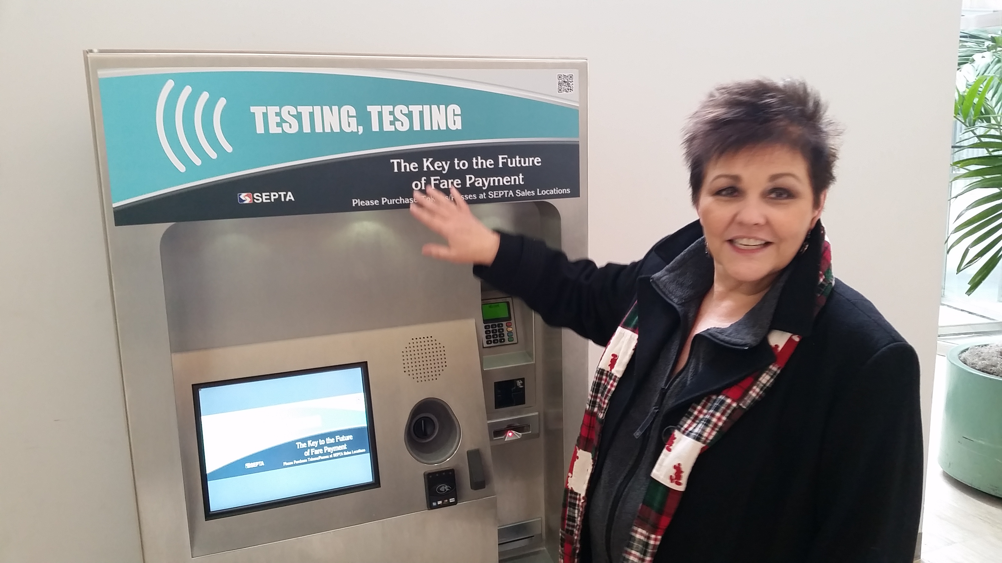  Leslie Hickman explains features of the new SEPTA sales kiosk. (Tom MacDonald/WHYY) 