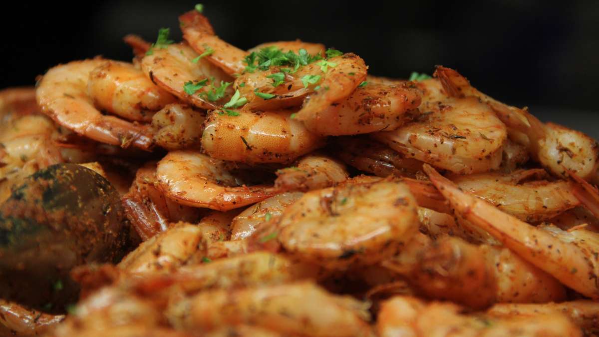  A mound of shrimp at Caesar's Palace Court Buffet. (Emma Lee/WHYY) 