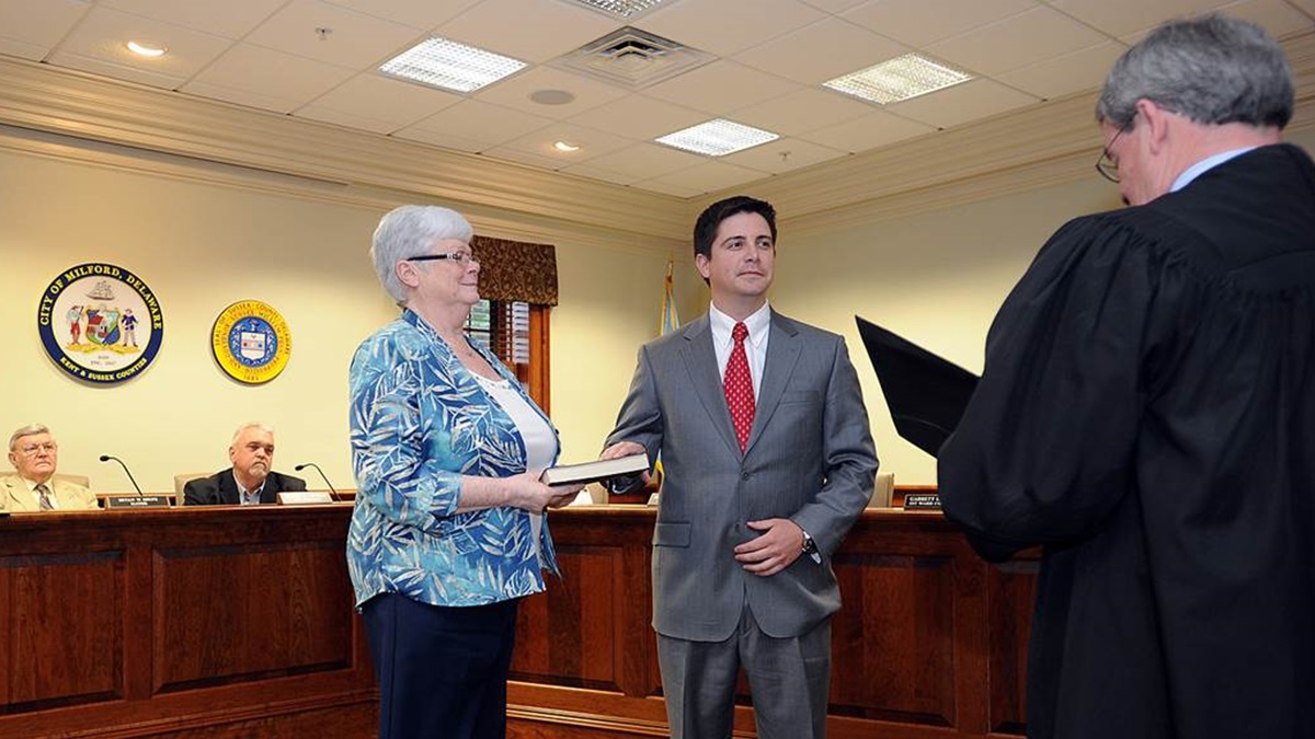  Milford Mayor Bryan Shupe takes the oath of office in Milford Monday night. (Chuck Snyder/for NewsWorks) 