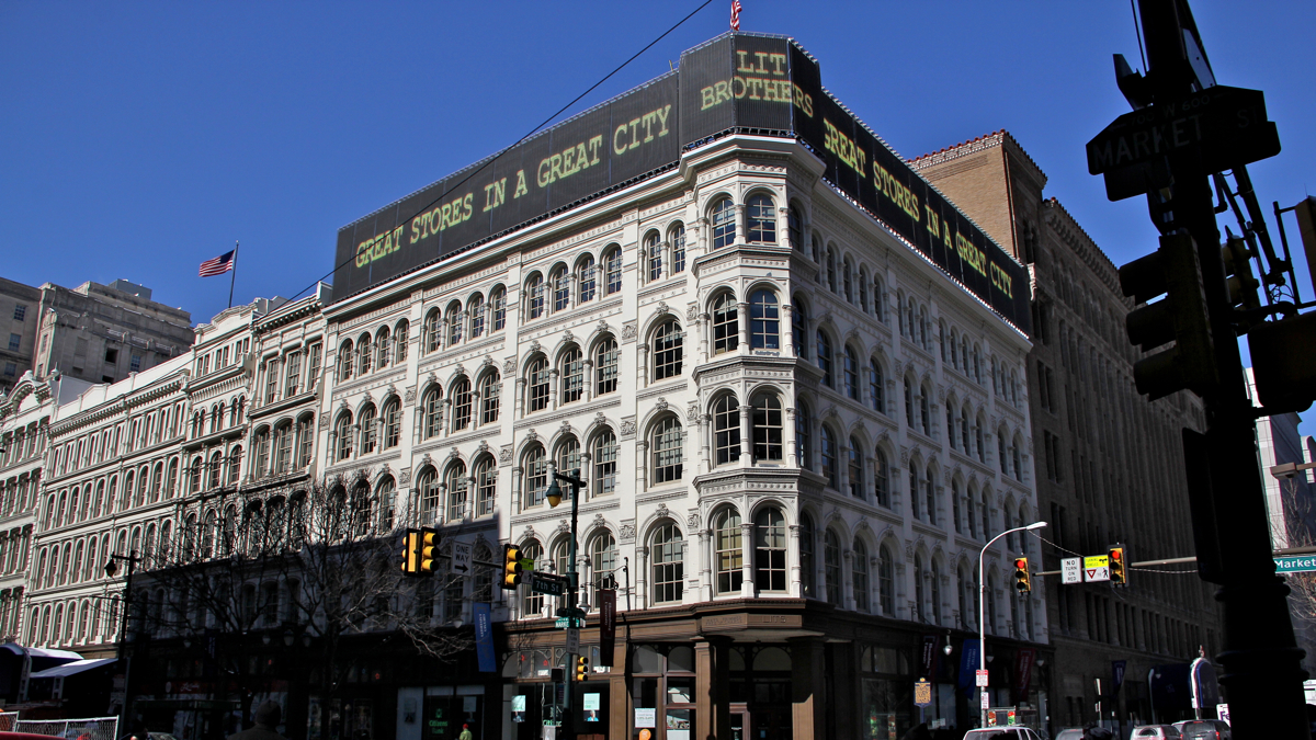  Stores beyond the Philadelphia city line advertise the state minimum. (Tom MacDonald/WHYY) 