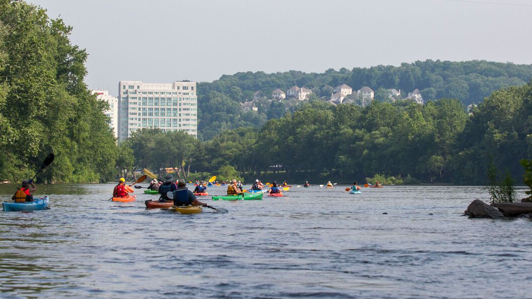 Kayakers on the Schuylkill (Jessica Kourkounis)