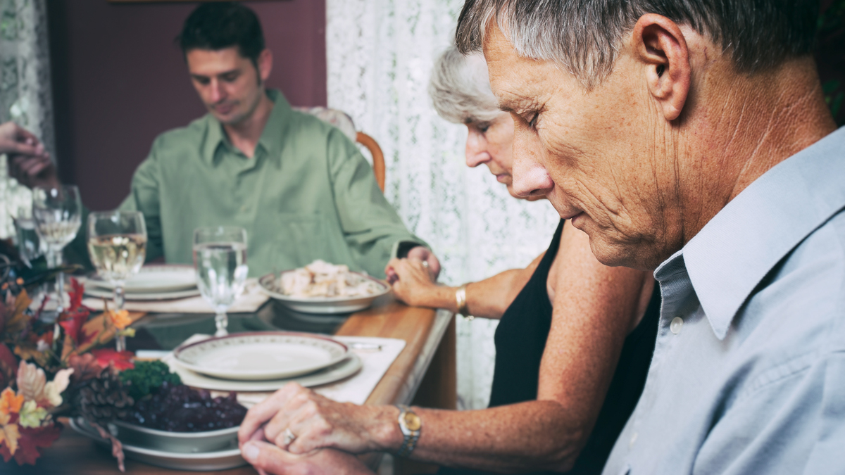  (<a href=“http://www.shutterstock.com/pic-325633142/stock-photo-thanksgiving-family-says-prayer-before-dinner.html?src=99rXkjNuGoiIEPwEtAUR-A-1-1”>Photo</a> via ShutterStock) 