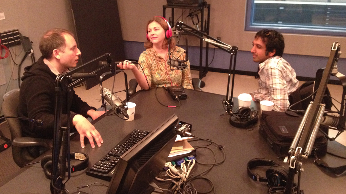  Matt Skoufalos (left), a writer, journalist and musician from New Jersey, talks with Rob Kulathinal, an evolutionary biologist and geneticist from Temple University.  