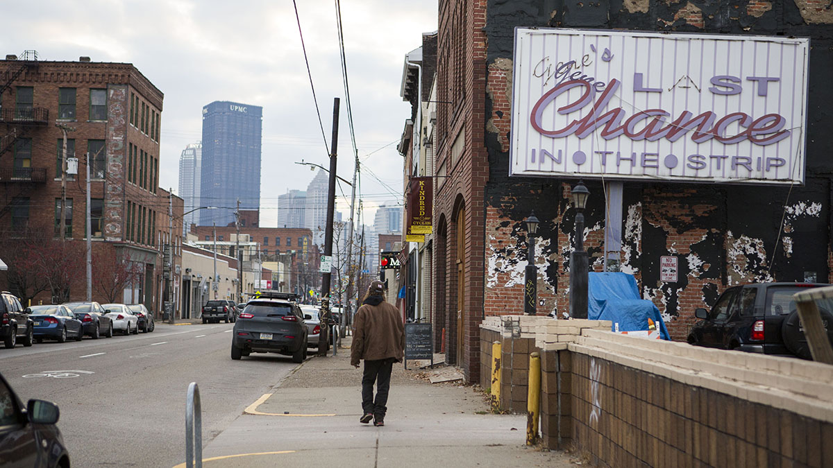 A look down Penn Avenue in Pittsburgh. (Jessica Kourkounis for Keystone Crossroads)