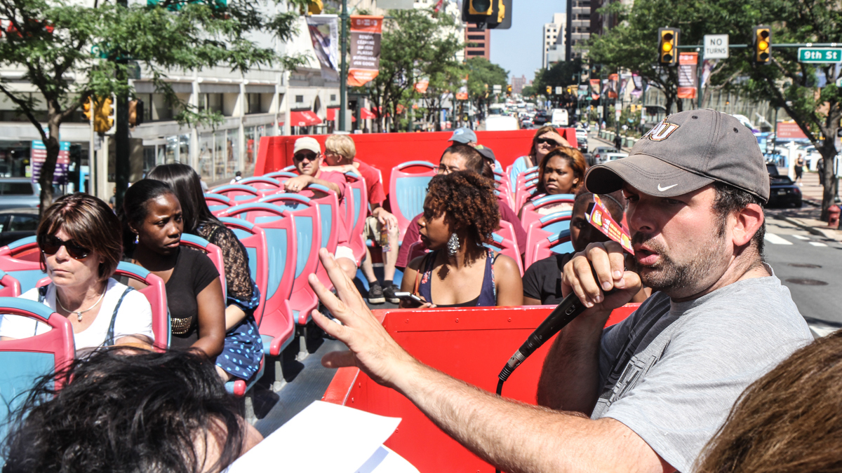  Tim McAleer, former teacher, leads a double-decker tour in Center City. (Kim Paynter/WHYY) 