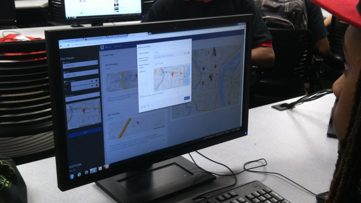 Trace Ball of George Washington Carver High School demonstrates how the 'Gotcha' crime location application works. (Steve Trader/WHYY) 
