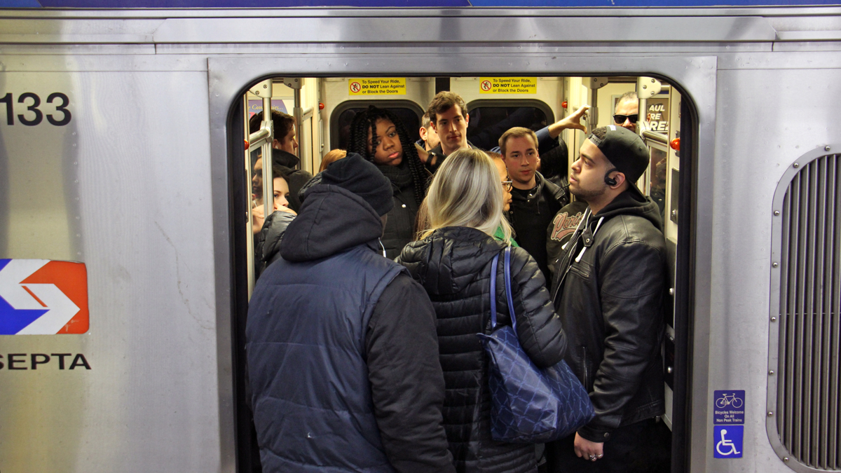 Commuters crowd a Market Frankford El train. (Emma Lee/WHYY)