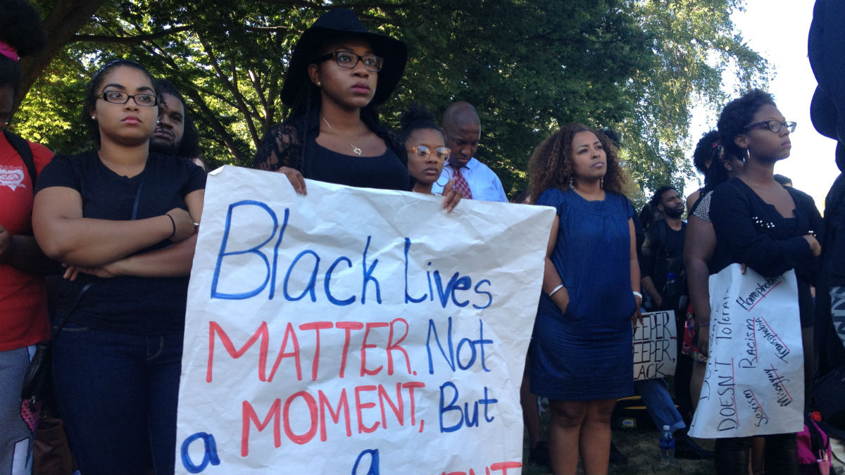  UD students rally on the college green. (Avi Wolfman-Arent, NewsWorks/WHYY) 