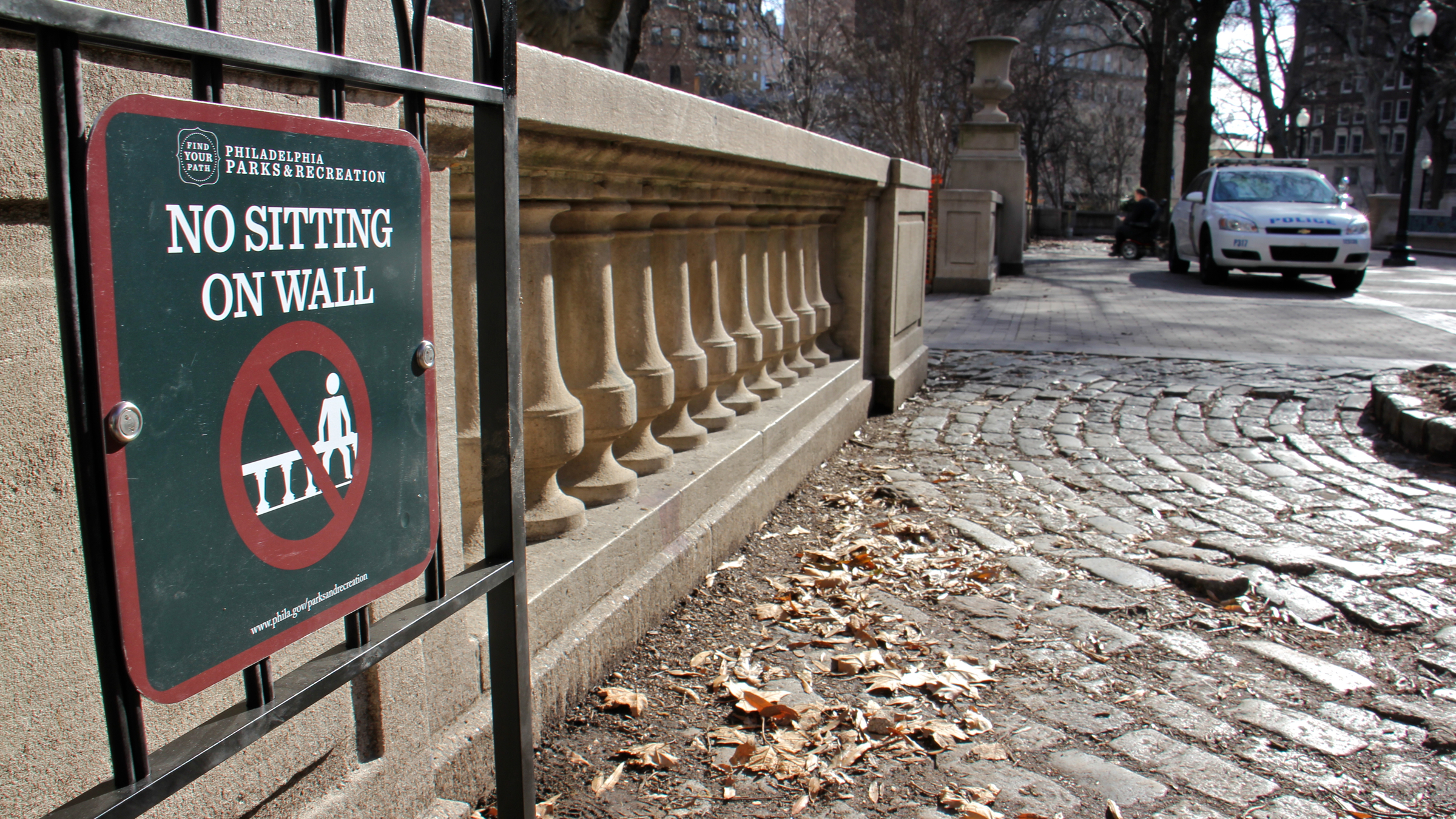 Police are enforcing a wall-sitting ban in Rittenhouse Square. (Emma Lee/WHYY)