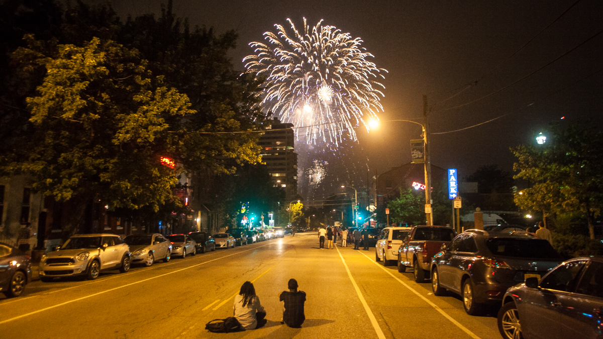 Watching the 4th of July Fireworks in the Fairmount neighborhood. (Brad Larrison/for NewsWorks)
