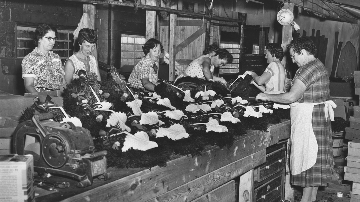  Workers build holly wreaths for sale. (photo courtesy Delaware Public Archives) 
