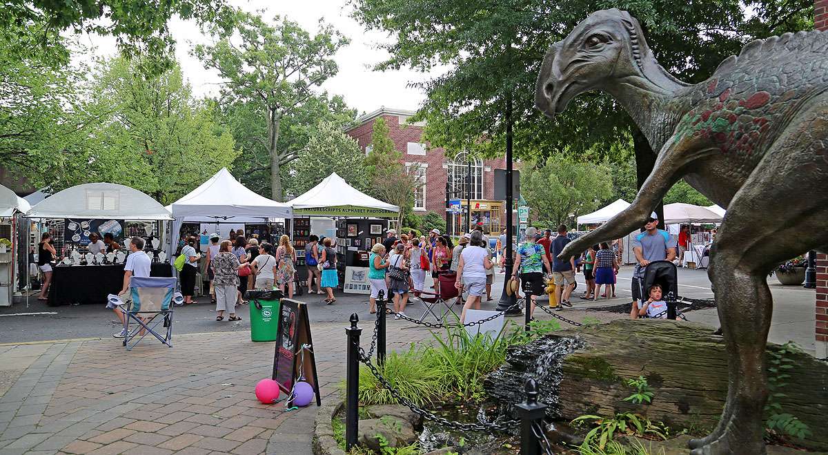 The Haddonfield Crafts and Fine Art Festival is held on Kings Highway.
(Natavan Werbock/for NewsWorks)