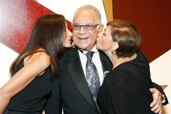 <p><p>Rainbow Ball Arrangements Committee members Teri Cutler, Family Album co-chair (left), Jerome Muchnick, honorary vice chairman of the Center's board of trustees, and Marlene Green, Abramson Center Auxiliary Board member (Photo courtesy of Scott Weiner)</p></p>

