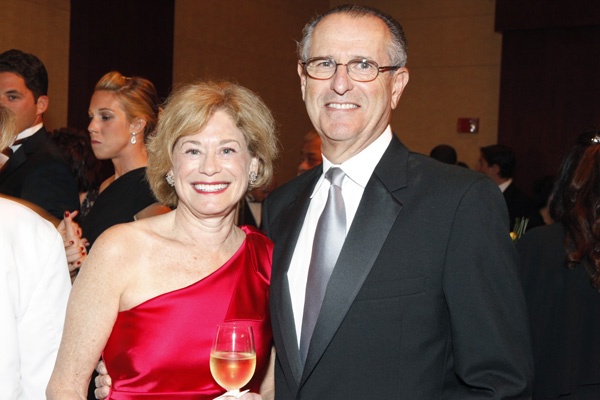 <p><p>Abramson Center Auxiliary Board member, Renee Sackey, and her husband David Rosenbach Sackey, Abramson Center trustee (Photo courtesy of Scott Weiner)</p></p>
